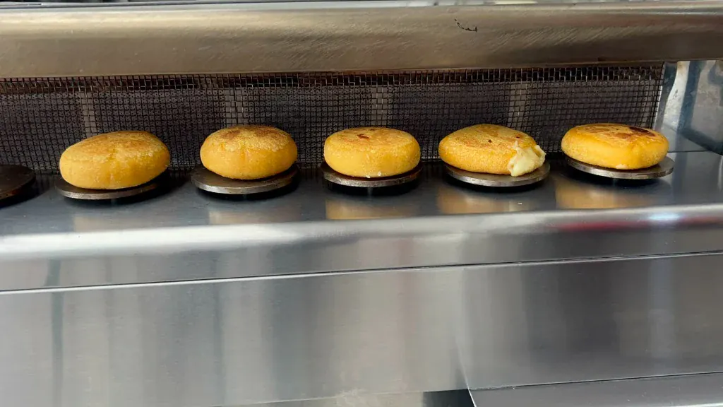 Arepas doradas en la plancha con queso fundido